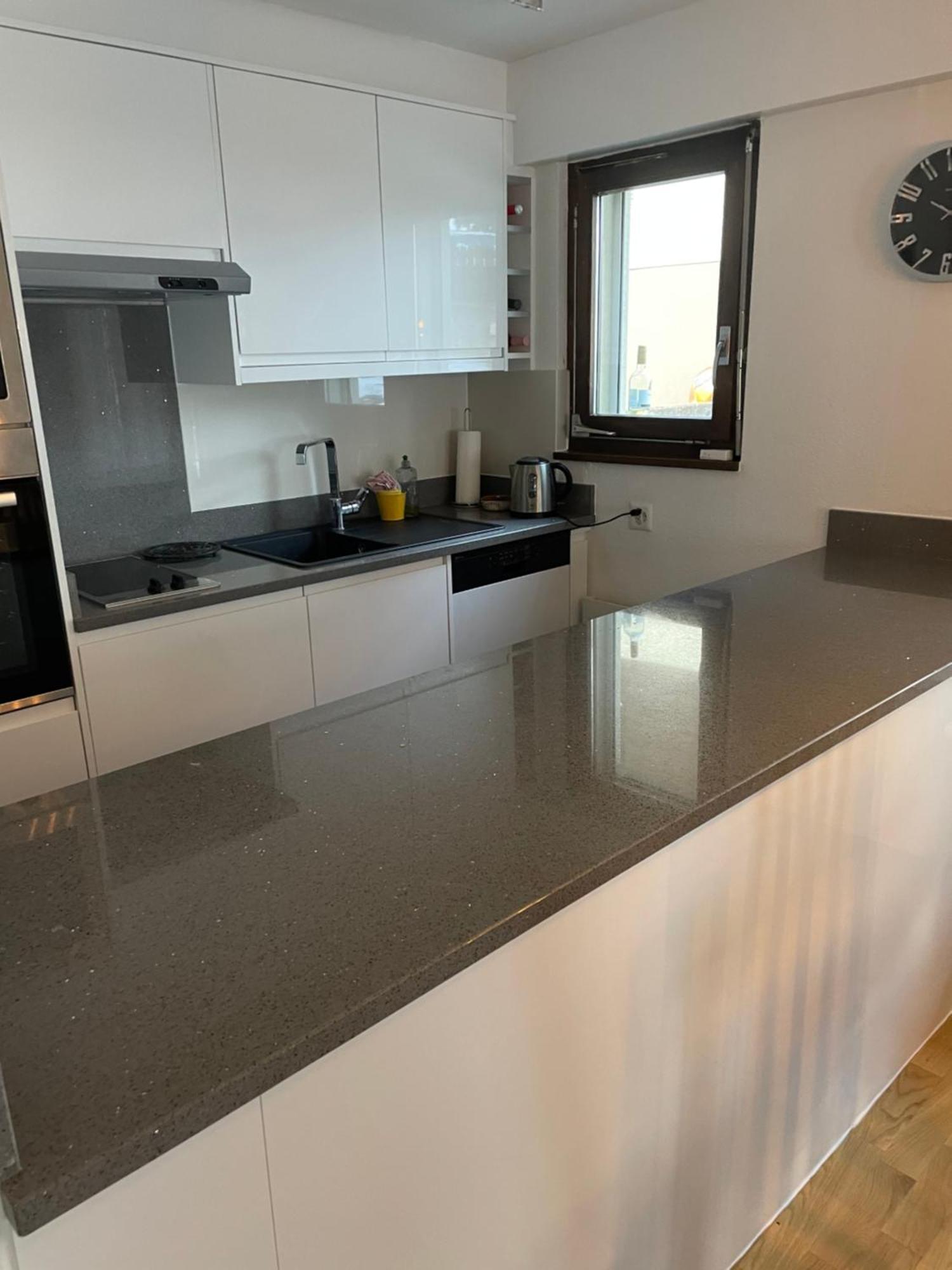 Modern With Free Parking Apartment *